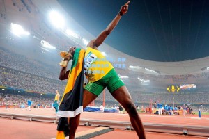 羊群突袭绿茵场，粪便成山赛事急停，球迷直呼有点味大